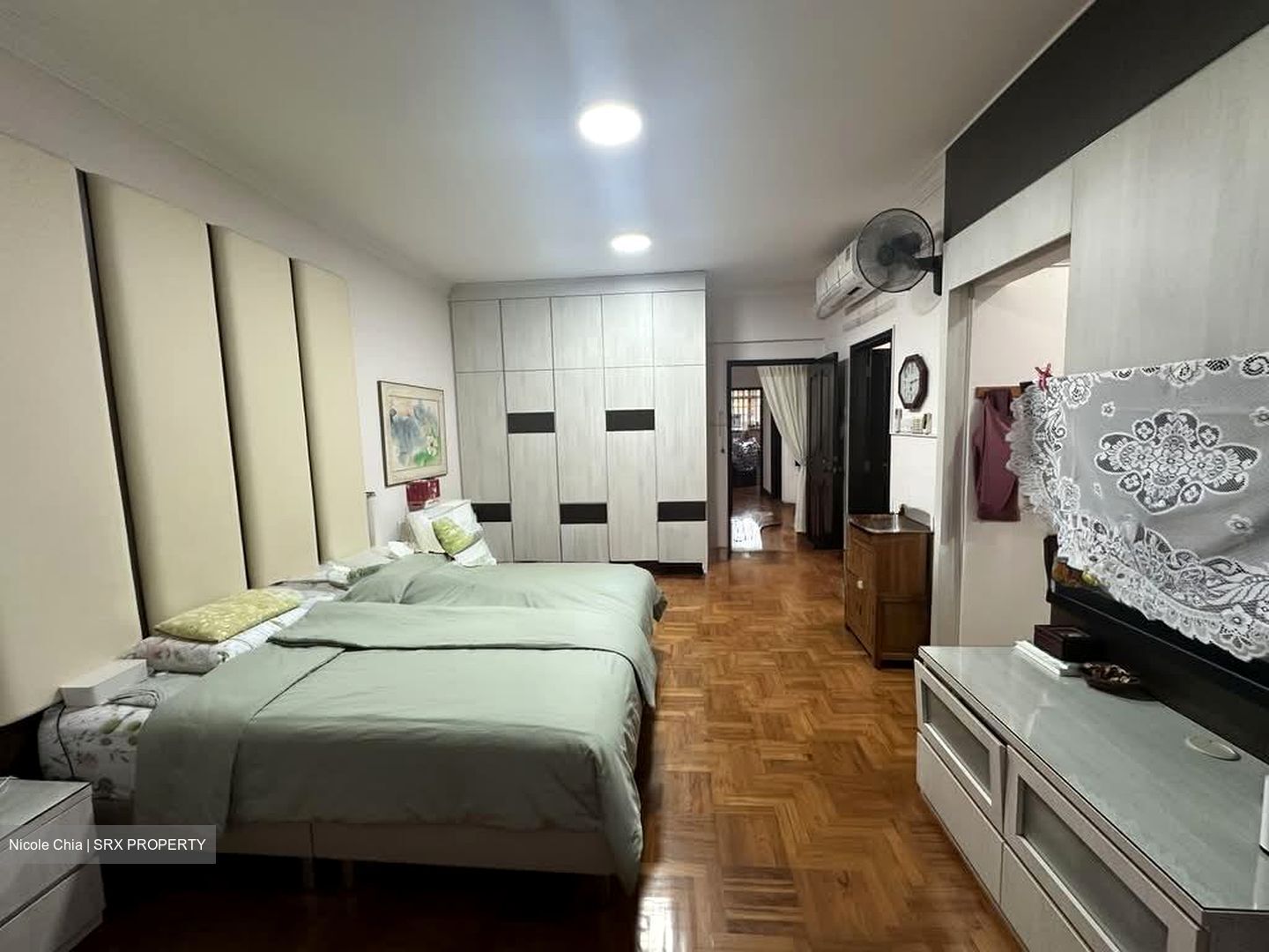 Phillips Avenue (D19), Terrace #568670651